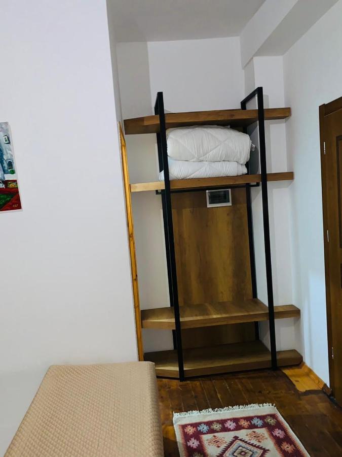 Guest House And Hostel Val-Mar จีโรคาสเตอร์ ภายนอก รูปภาพ