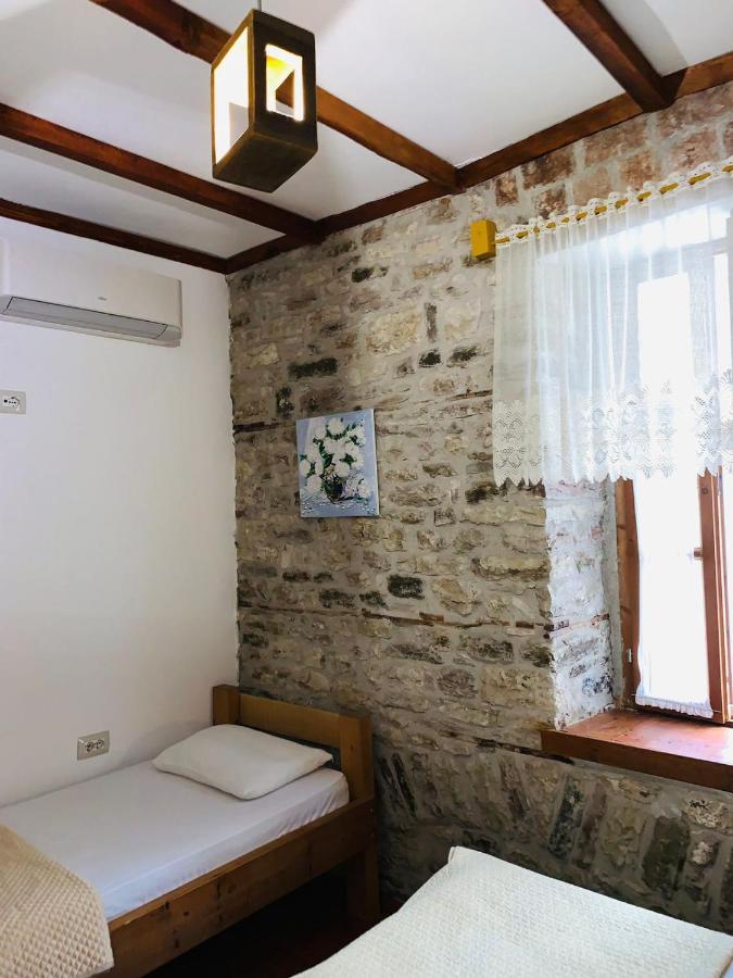 Guest House And Hostel Val-Mar จีโรคาสเตอร์ ภายนอก รูปภาพ