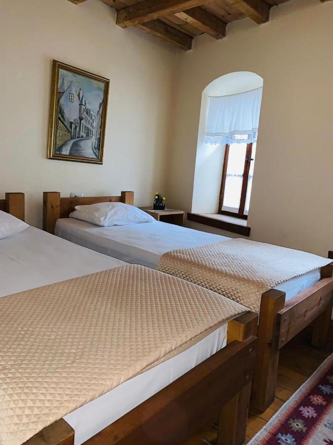 Guest House And Hostel Val-Mar จีโรคาสเตอร์ ภายนอก รูปภาพ
