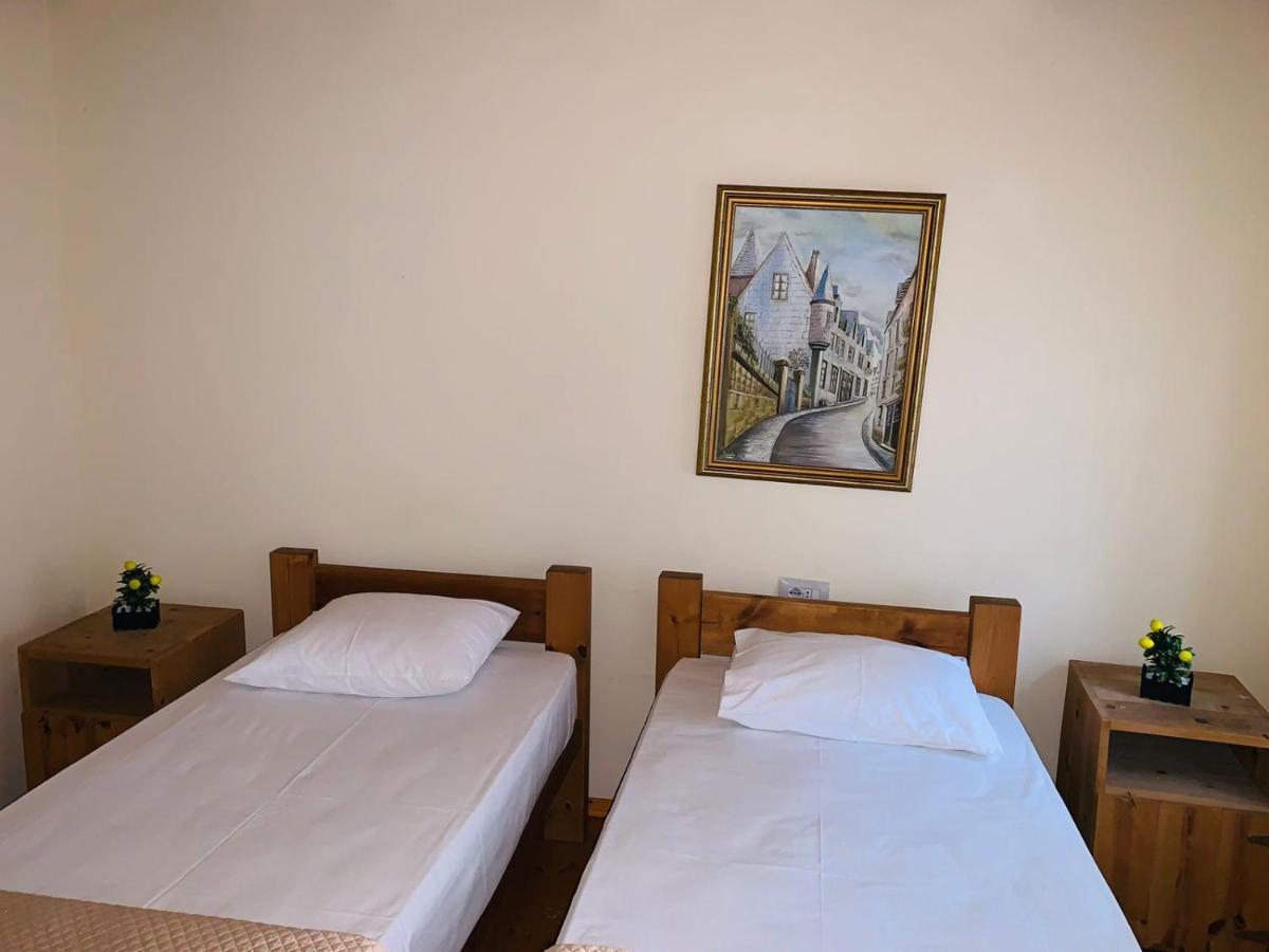 Guest House And Hostel Val-Mar จีโรคาสเตอร์ ภายนอก รูปภาพ